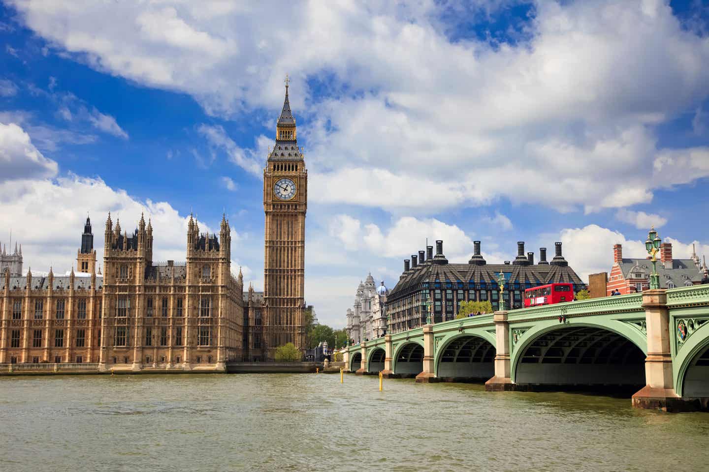 Tottenham Hotspur Tickets und Hotel. Bild von Big Ben von der Themse aus fotografiert.