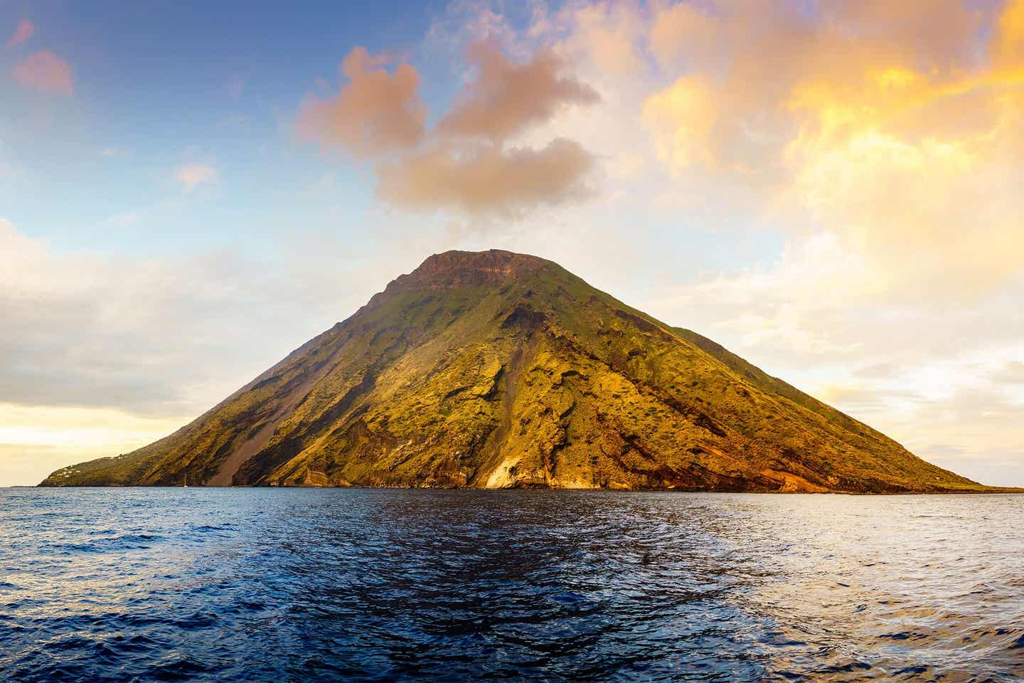 Regenbogen über Siziliens Vulkaninsel mit dem Stromboli darauf