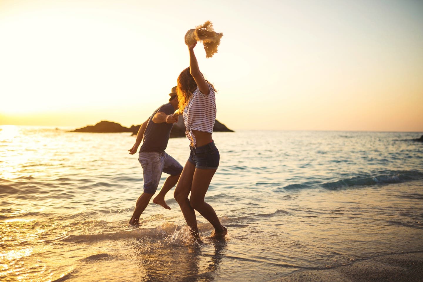 Günstige Reiseziele: glückliches Paar am Strand