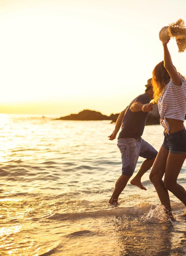 Günstige Reiseziele: Wo ist der Euro am meisten wert? Günstige Reiseziele: glückliches Paar am Strand