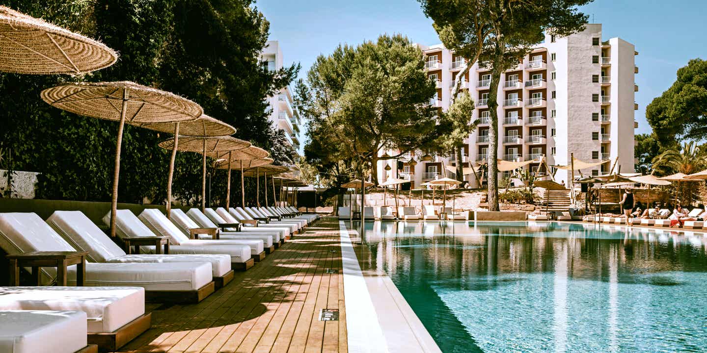 Schönste Hotels Mallorca: Sonnenterrasse mit Pool im Caramelo Palma Beach