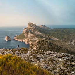 spanien-mallorca-cap-formentor-mann-vor-meer-dsc0654-zoomout-inothimoni.jpg