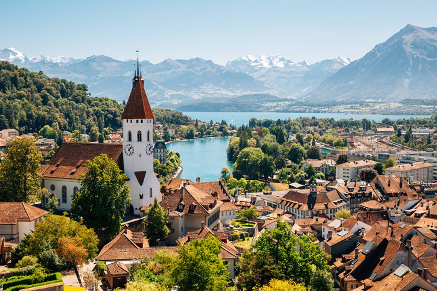 Rundreisen Schweiz: die Stadt Thun vor dem Hintergrund des Alpenpanoramas