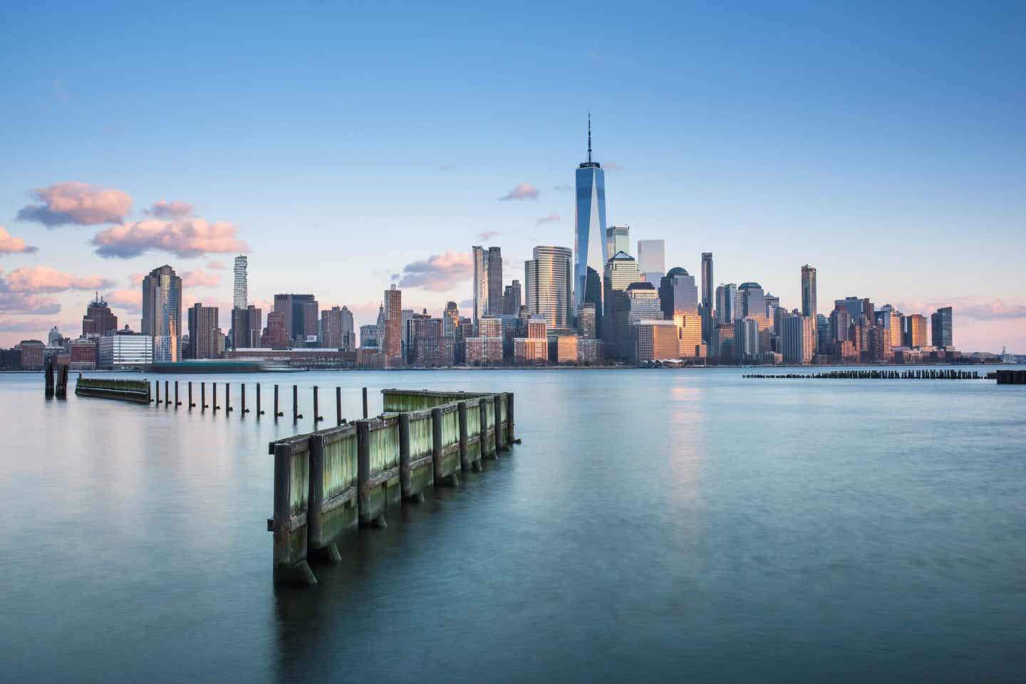Blick auf die Skyline von New York mit Manhattan im Hintergrund – Station einer der schönsten Erlebnisreisen durch die USA