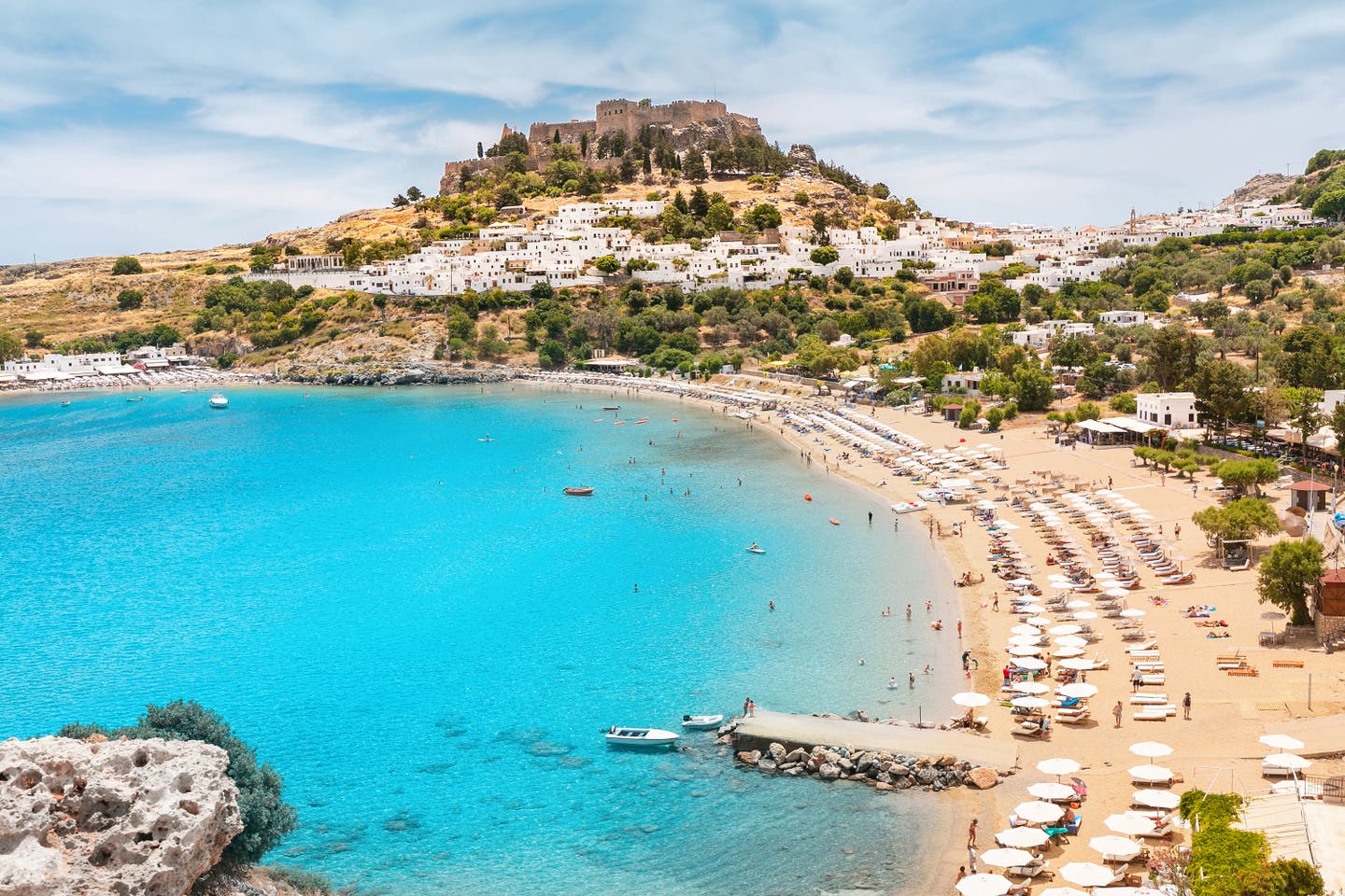 Kreta oder Rhodos: Blick auf den Ferienort Lindos