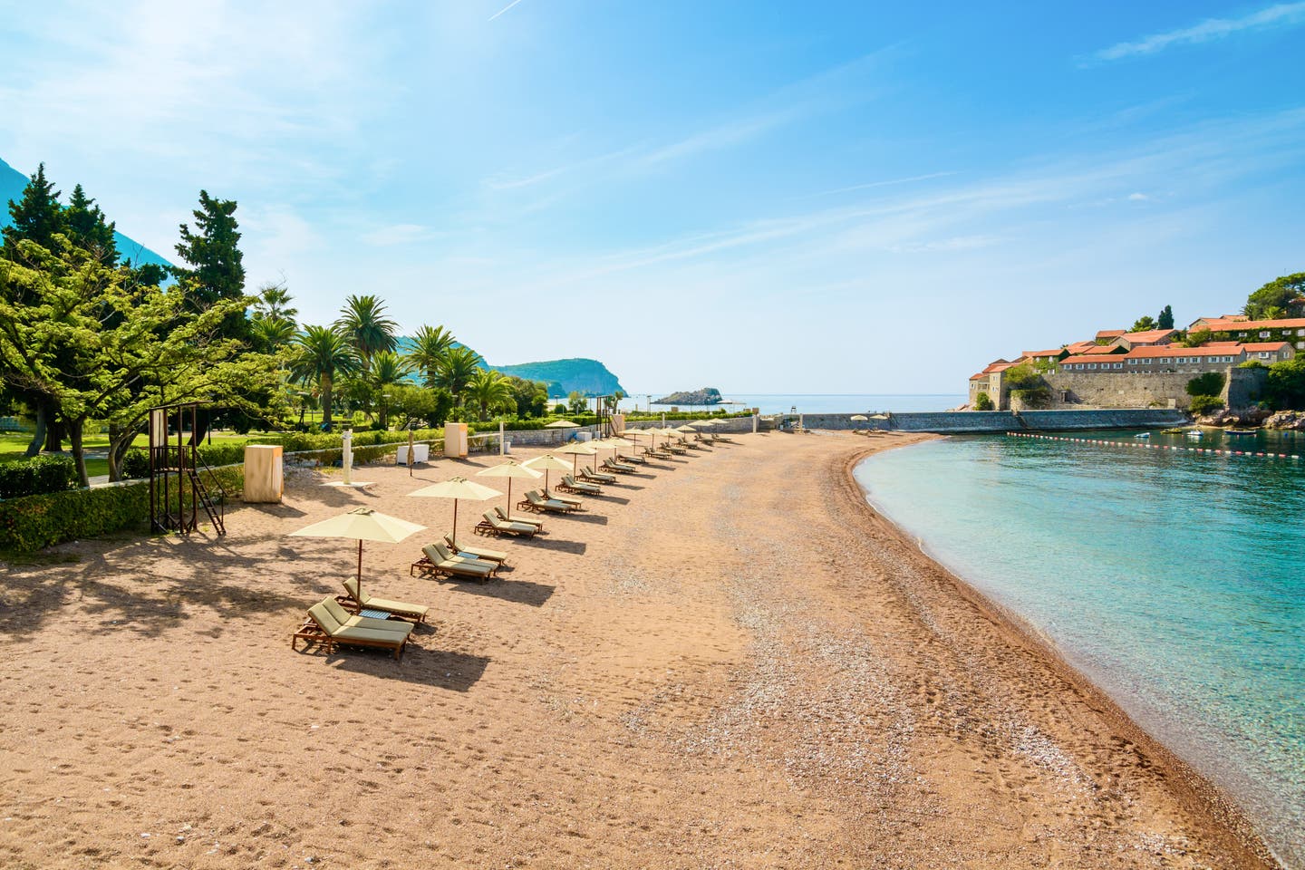 Strand Montenegro: Schöner Strand mit Sonnenschirmen in Montenegro