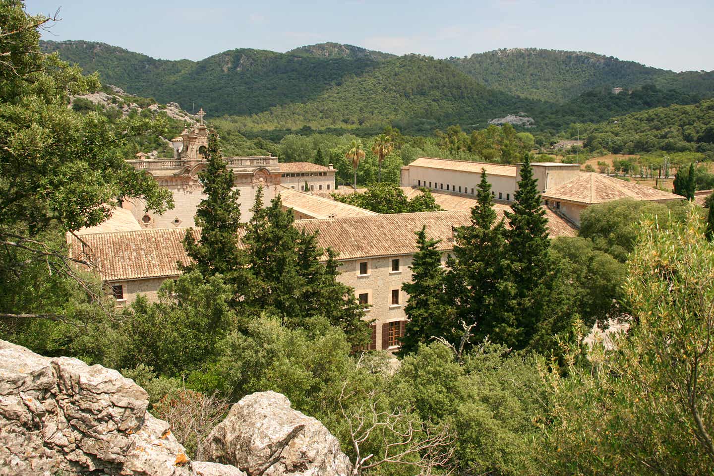 Das Kloster Santuari de Lluc auf Mallorca in der Serra de Tramuntana ist eine bedeutende kulturelle Sehenswürdigkeit auf Mallorca. 