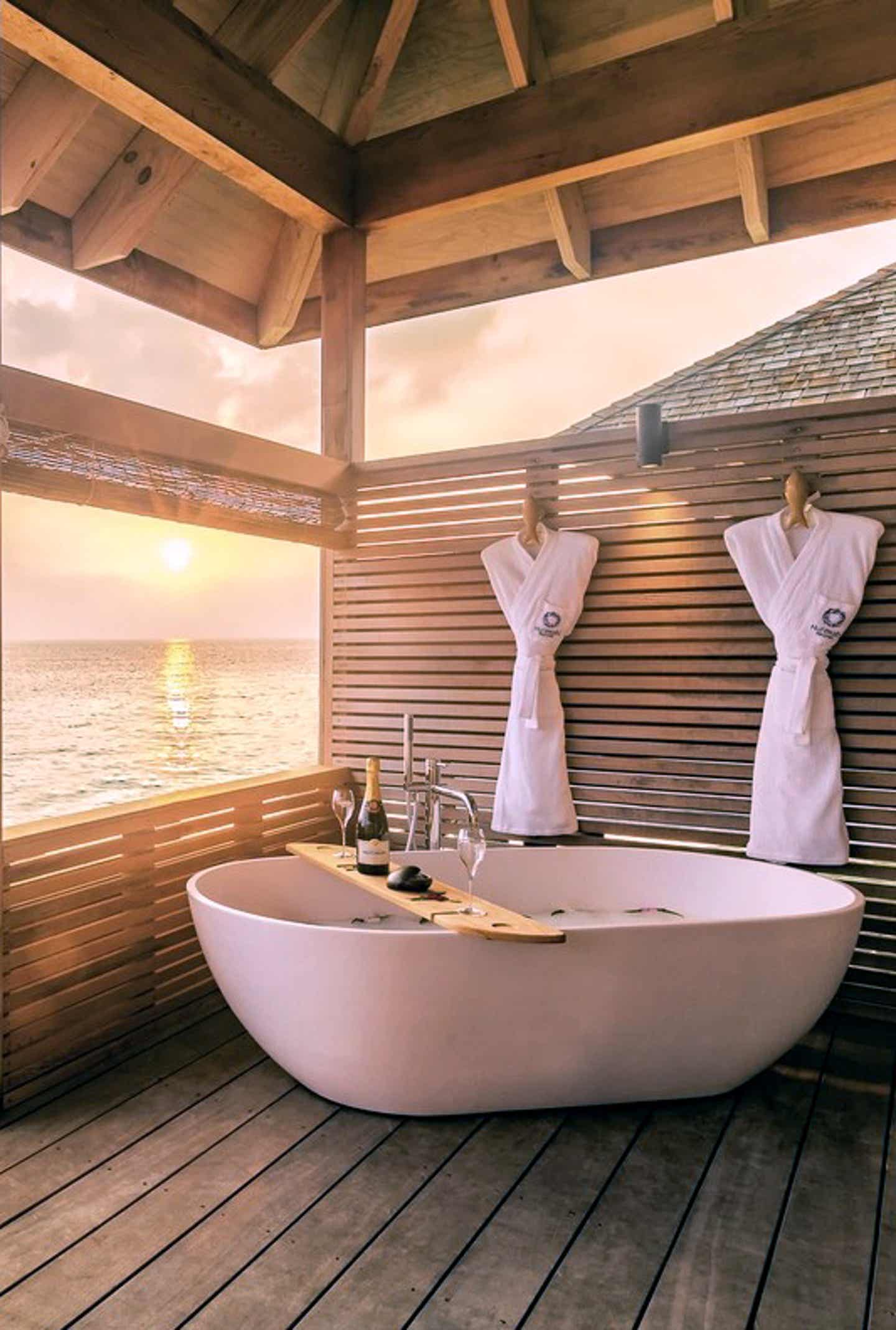 Nahaufnahme einer freistehenden Badewanne in einer luxoriösen Unterkunft des Hurawalhi Island Resorts