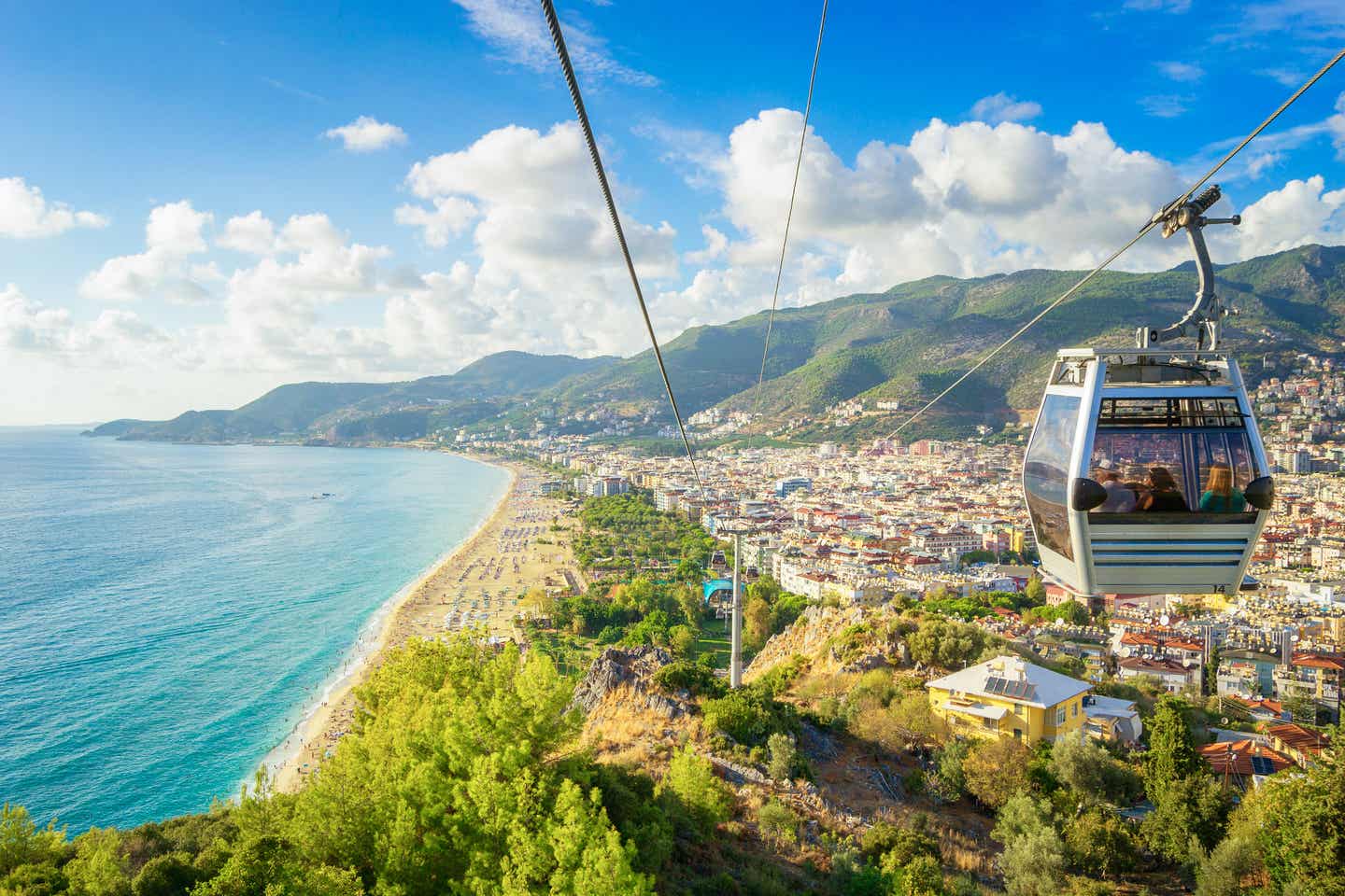 Familienurlaub in der Türkei: Panoramaaussicht von der Seilbahn über den Cleopatra Beach