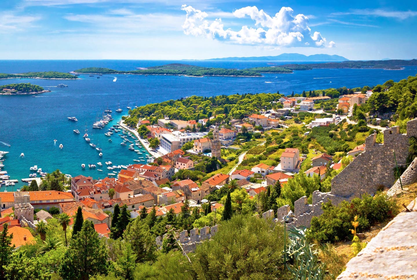 Blick auf den Hafen an der Küste von Hvar