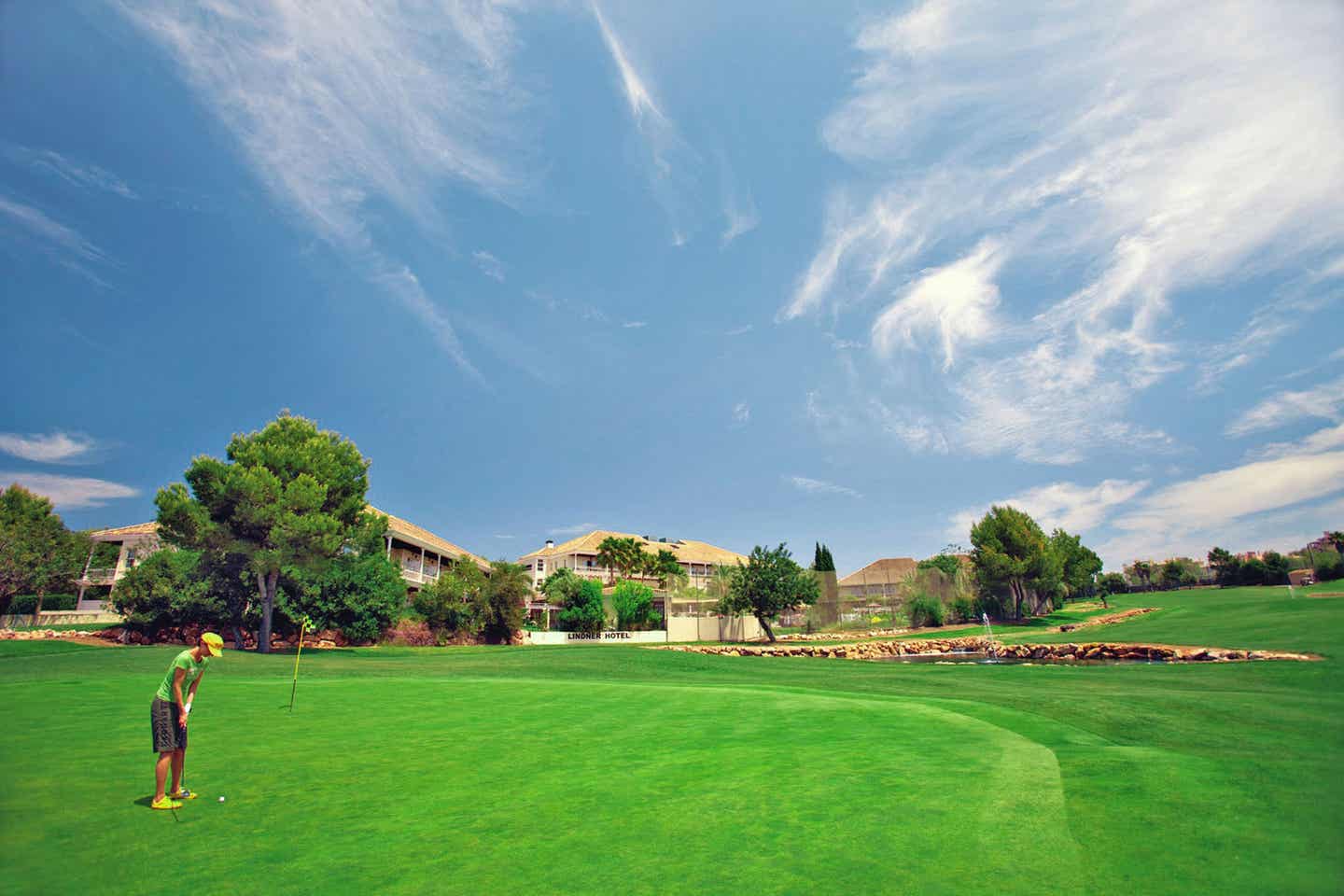 Mann beim Abschlag im Real Golf de Bendinat auf Mallorca