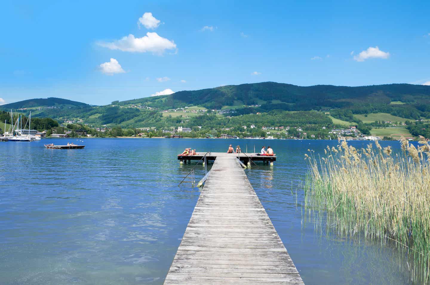 Seen Oberösterreich Mondsee Steg vor Bergpanorama