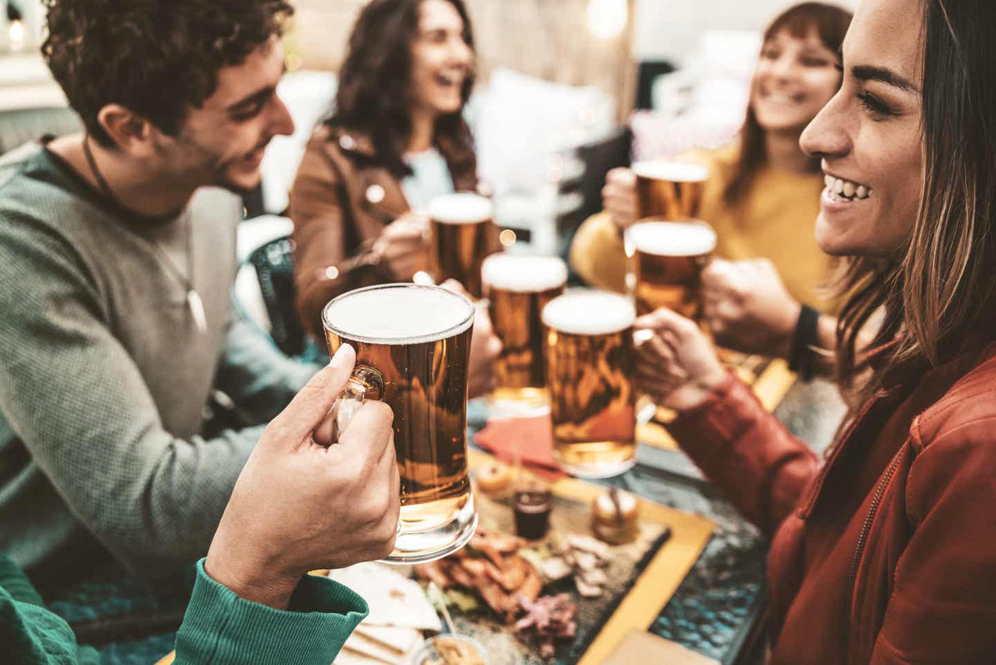 Wernigerode Urlaub mit DERTOUR. Grund junger Leute stößt beim Essen mit Bier an