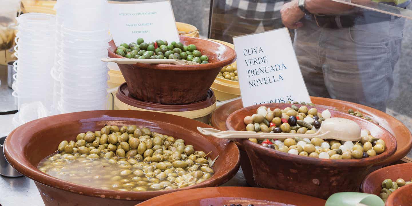 Frische Oliven auf dem Wochenmarkt in Sineu, Mallorca – regionale Spezialitäten in traditionellen Ton-Schalen