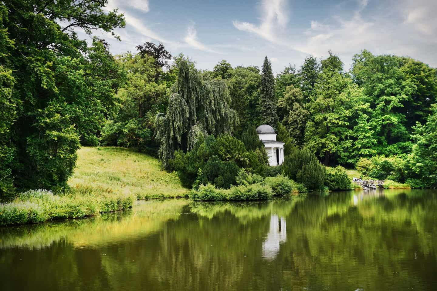 Außergewöhnlicher Fotospot im Bergpark Wilhelmshöhe: See mit Jussow-Tempel