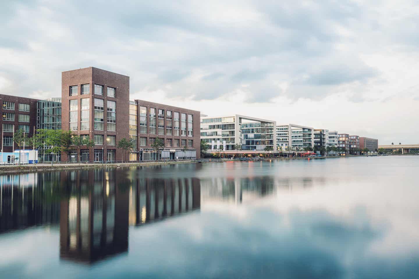 Häuserfront am Fluss in Duisburg