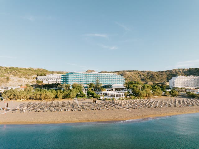 Außenansicht der gesamten Hotelanlage mit Strand