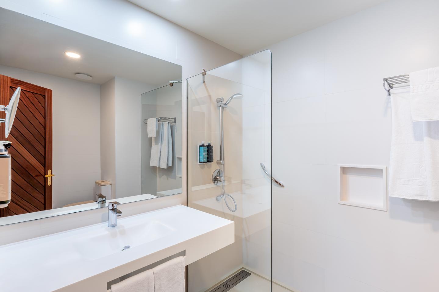 Standard Doppelzimmer seitlicher Meerblick Bad
