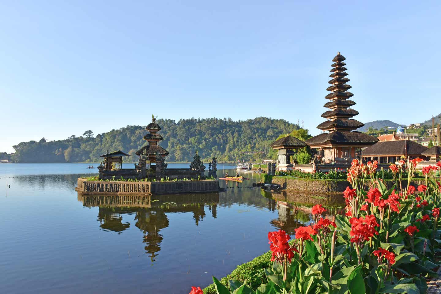 Balis Tempel Ulun Danu Bratan inmitten eines Vulkankrater-Sees