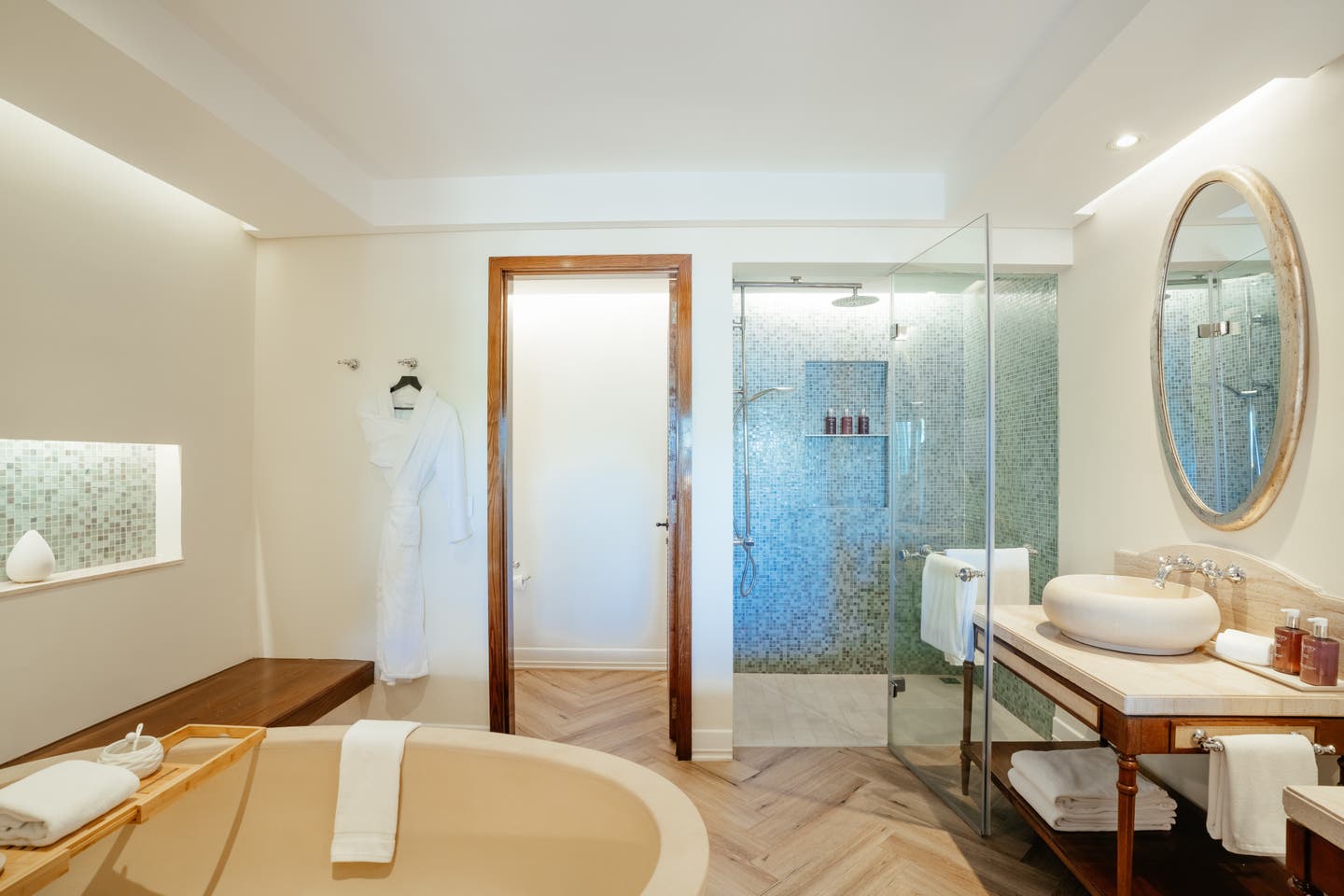 Bad mit großer Wanne in den Heritage Beach Junior Suiten