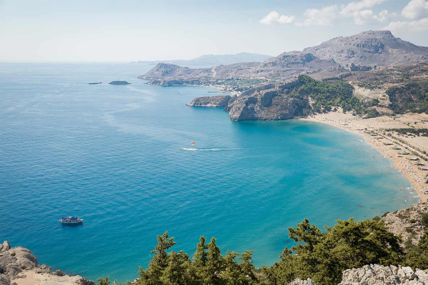 Blick vom Berg auf den Tsambika Strand