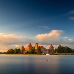 litauen-trakai-schloss-see-baeume-g-489844968.jpg