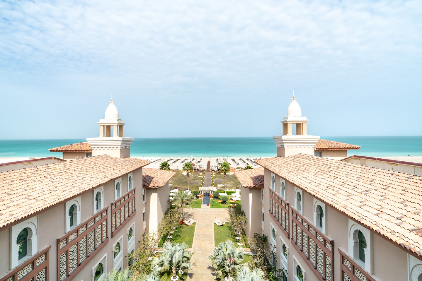 Blick auf die Dächer des Rixos Premium Saadiyat Island und Aussicht auf das Meer