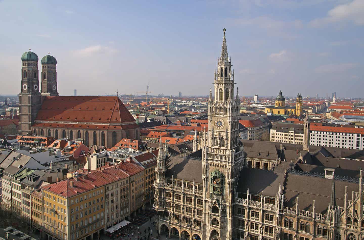 FC Bayern München Tickets. Foto von Marienplatz mit Frauenkirche aus der Luft.