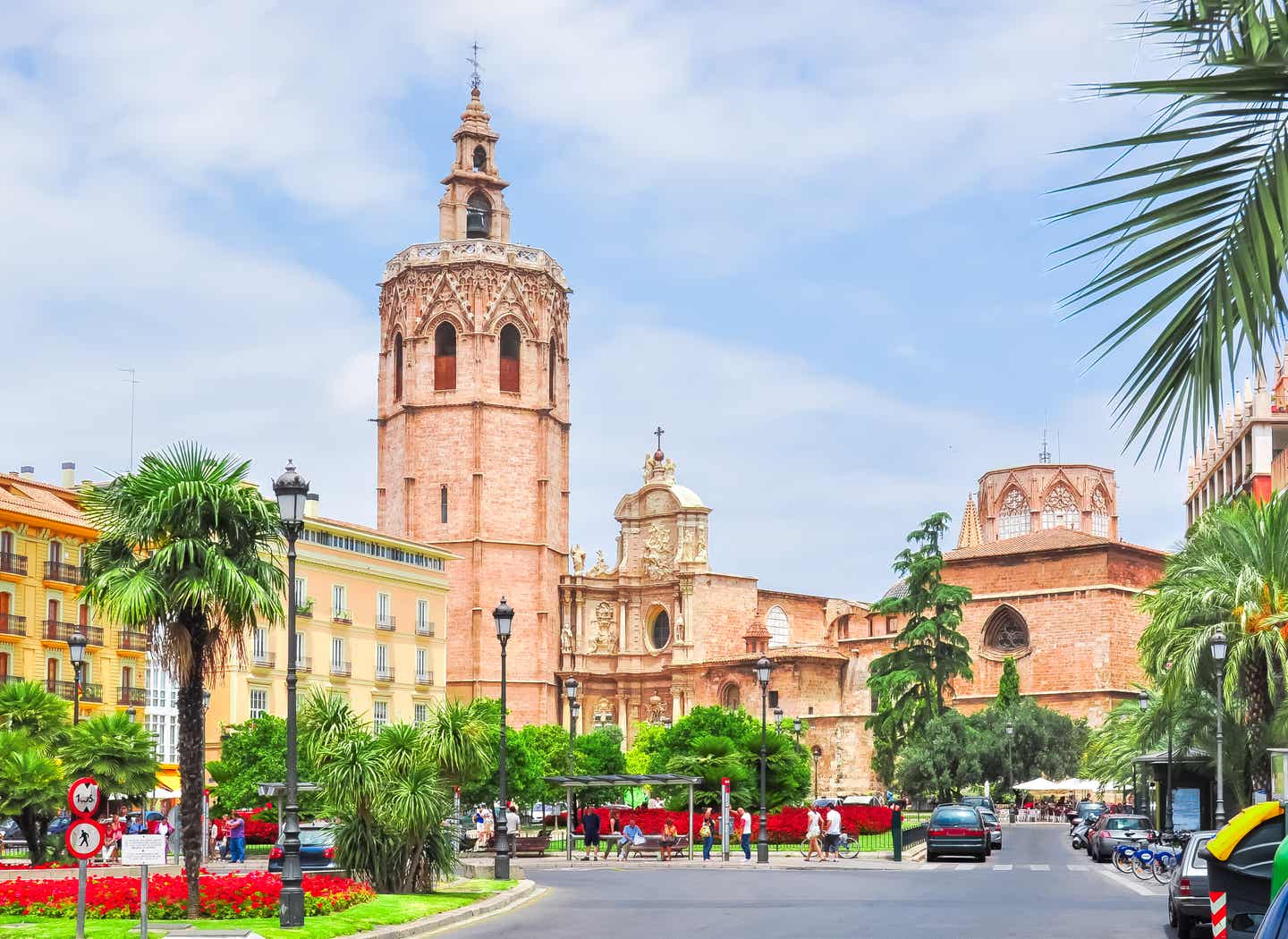 Valencia unter den Geheimtipps der Städtereisen in Europa mit dem El Miguelete Blick auf den El Miguelete Turm als Wahrzeichen von Valencia