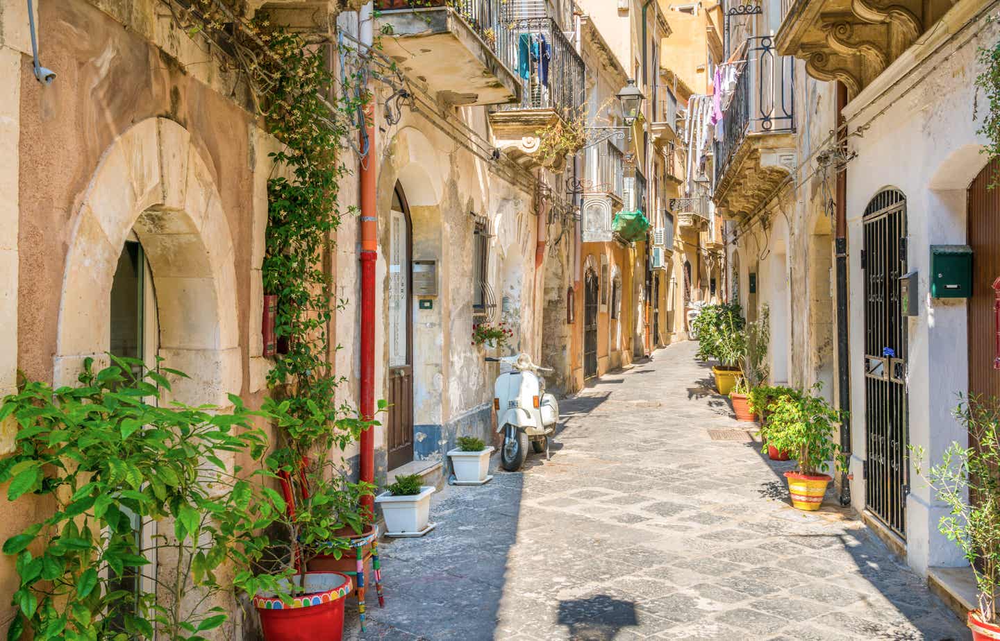 Die beste Reisezeit Siziliens. Malerische Straße in Ortigia
