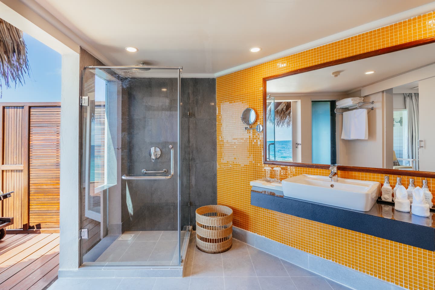 Bad mit Terrassenzugang in einer Water Villa