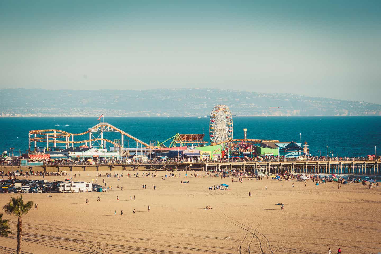 Der Santa Monica Pier mit seinem lebhaften Vergnügungspark, ein beliebtes Ausflugsziel für einen fröhlichen Los-Angeles-Urlaub.