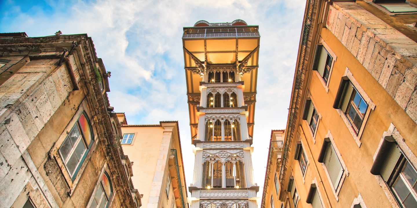 Elevador de Santa Justa in Lissabon mit filigraner Stahlkonstruktion und Aussichtsplattform
