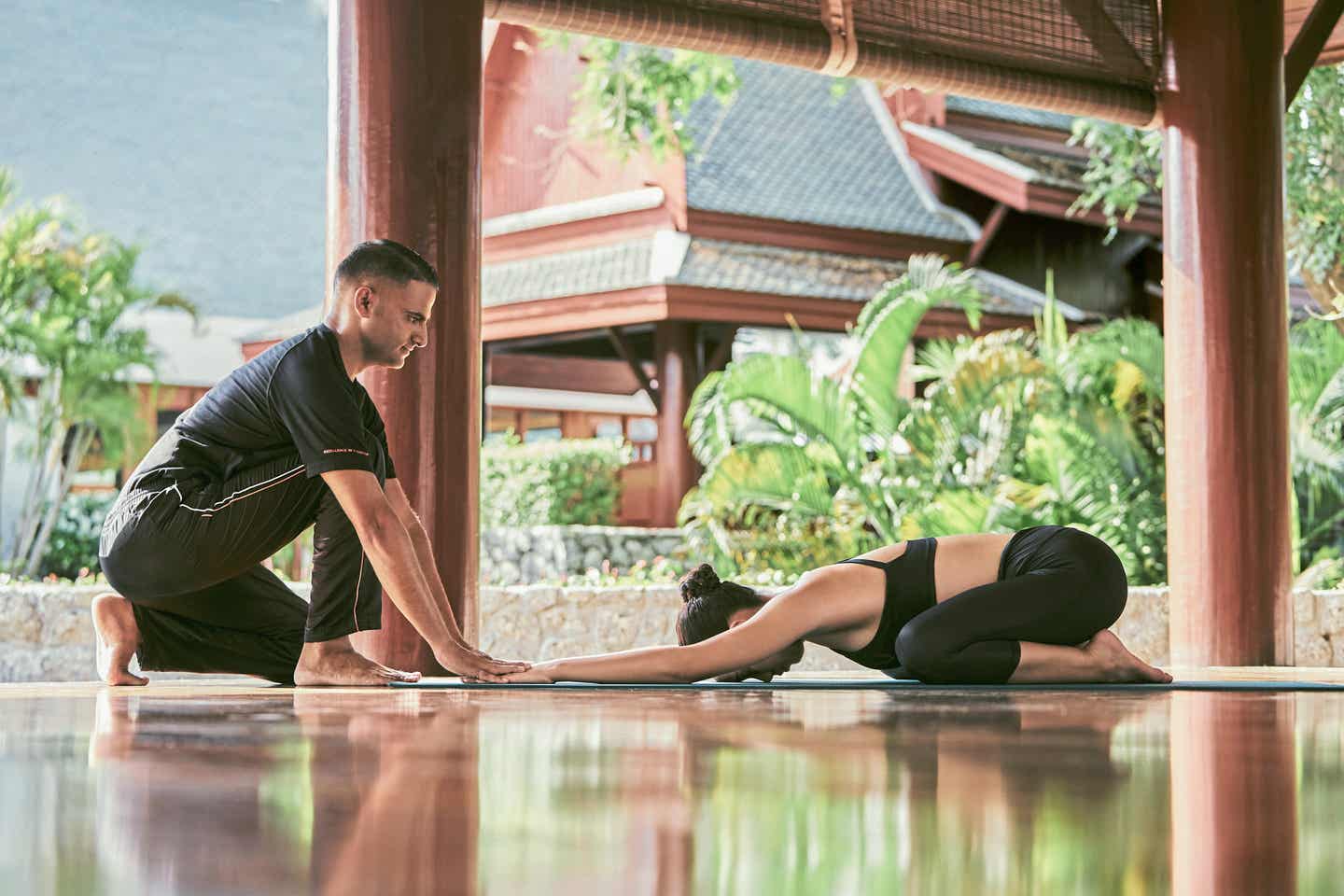 Yogaeinheit in einem buddhistischem Tempel