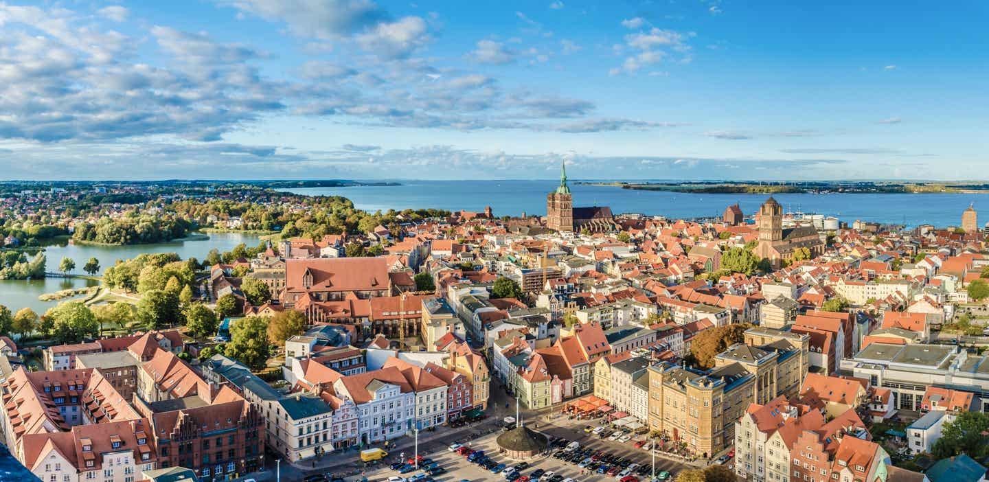 Ausflugsziele Ostsee: Stralsund aus der Vogelperspektive mit Blick auf Altstadt und den Hafen im Hintergrund 