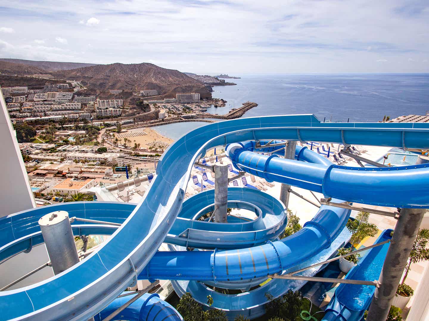 Große Wasserrutsche im Servatur Puerto Azul mit Blick auf Puerto Rico und den Atlantik auf Gran Canaria