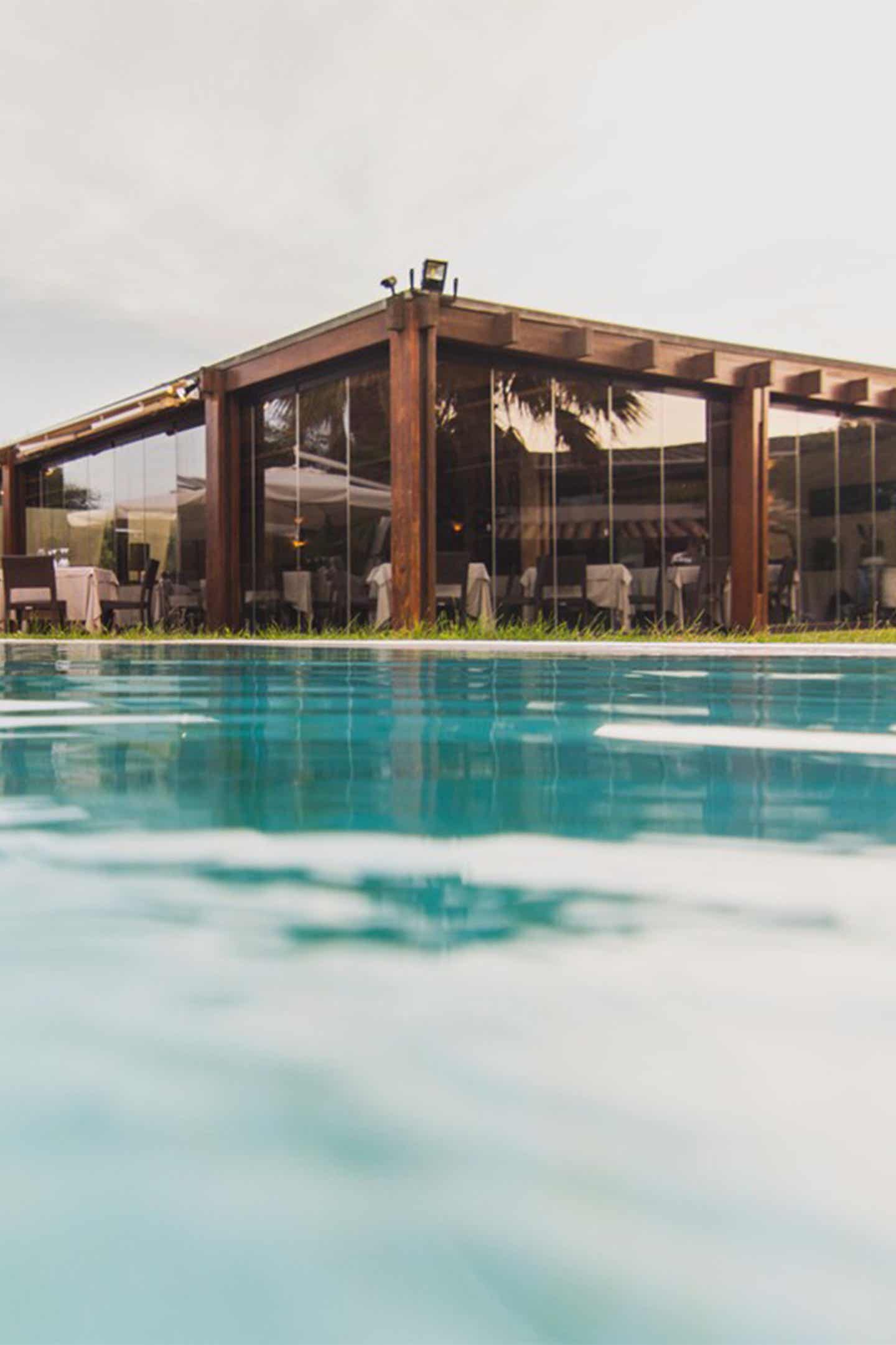 Schönste Hotels Italien Aquadulci Pool mit Blick auf Restaurant