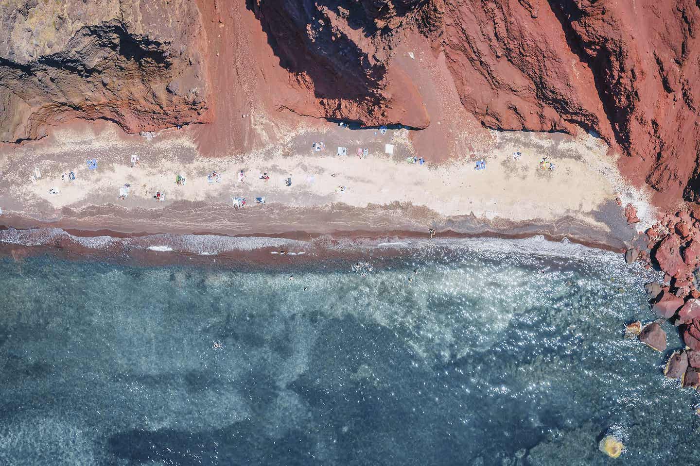 Santorinis Strände: Rote Steilküste mit Blick auf die Bucht vom Red Beach auf Santorini