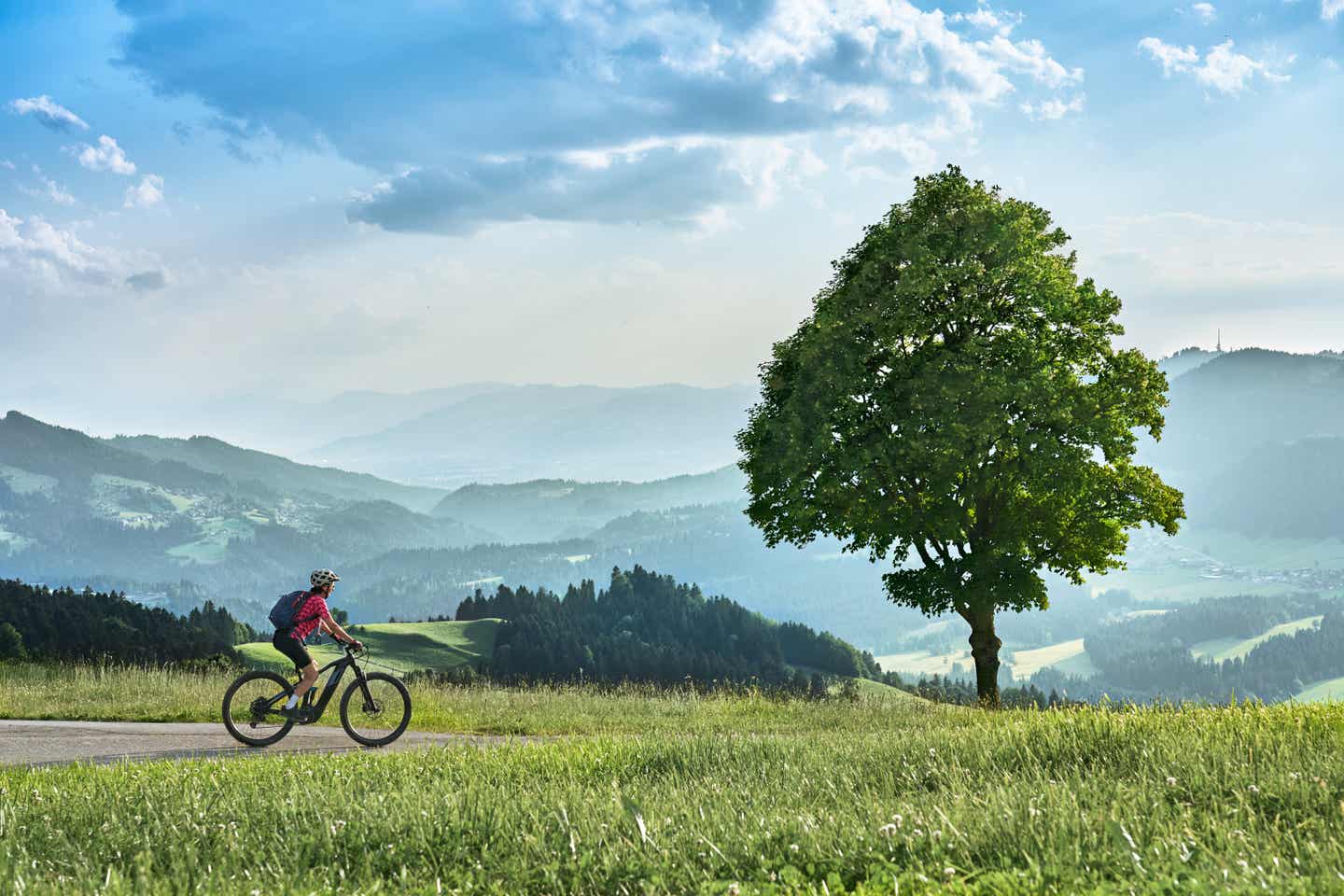 Radfahrerin in den Bregenzerwäldern auf ihrer Radreise in Österreich