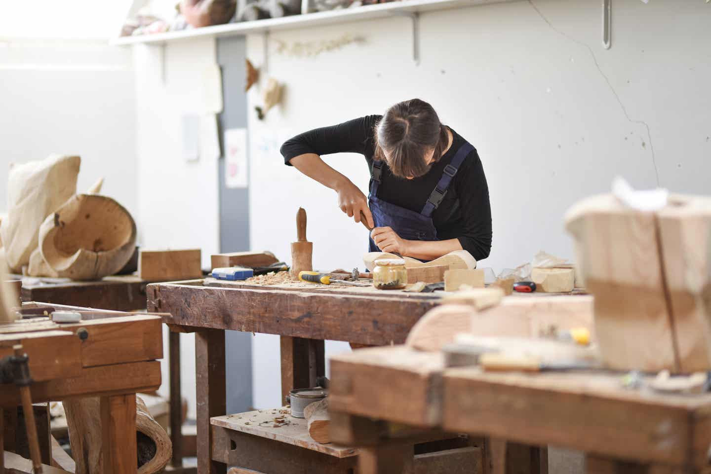 Amsterdam Geheimtipps: Junge Bildhauerin in einem Atelier in Amsterdam