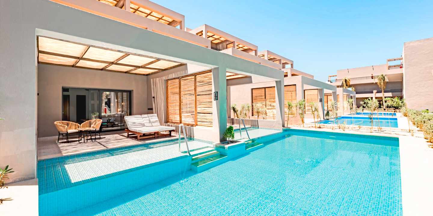 Private Poolanlage im Sentido Naga Bay in Ägypten mit Swim-up-Suiten, überdachten Terrassen, Sitzmöbeln und klarem Wasser