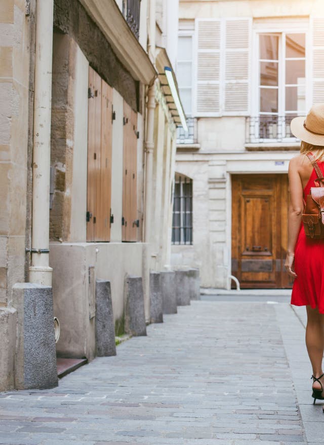 Hotel finden Frau geht mit Koffer durch die Straße