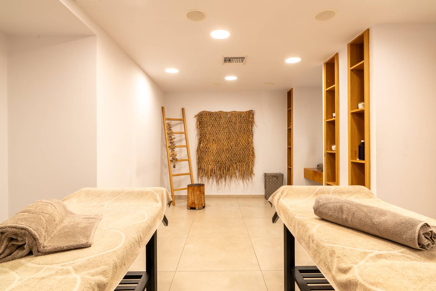 Behandlungsraum mit zwei Massageliegen im Sentido Pearl Beach Behandlungsraum mit zwei Massageliegen im Sentido Pearl Beach