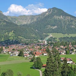 bayern-oberstdorf-panorama-klein-g-177864401.jpg