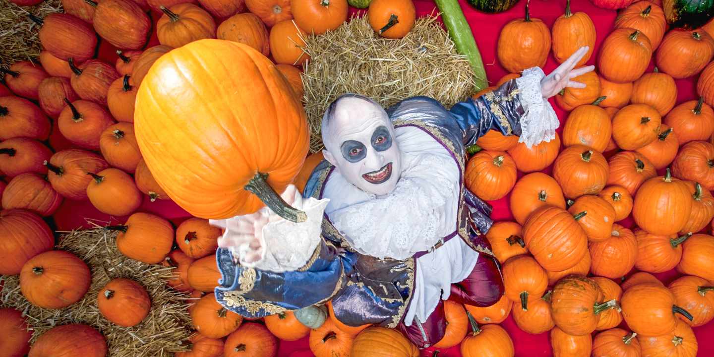 Clown in einem Kürbisfeld zu Halloween im Europapark