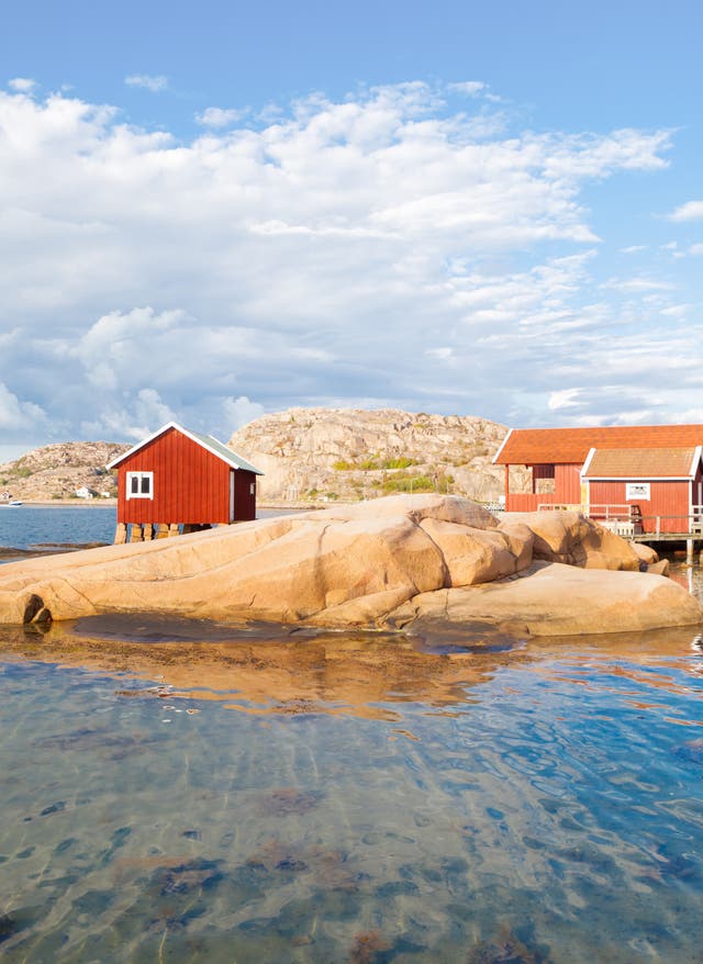Nordeuropa Urlaub Blick auf Hunnebostrand in Schweden mit roten Holzhäusern auf Felsen am Wasser