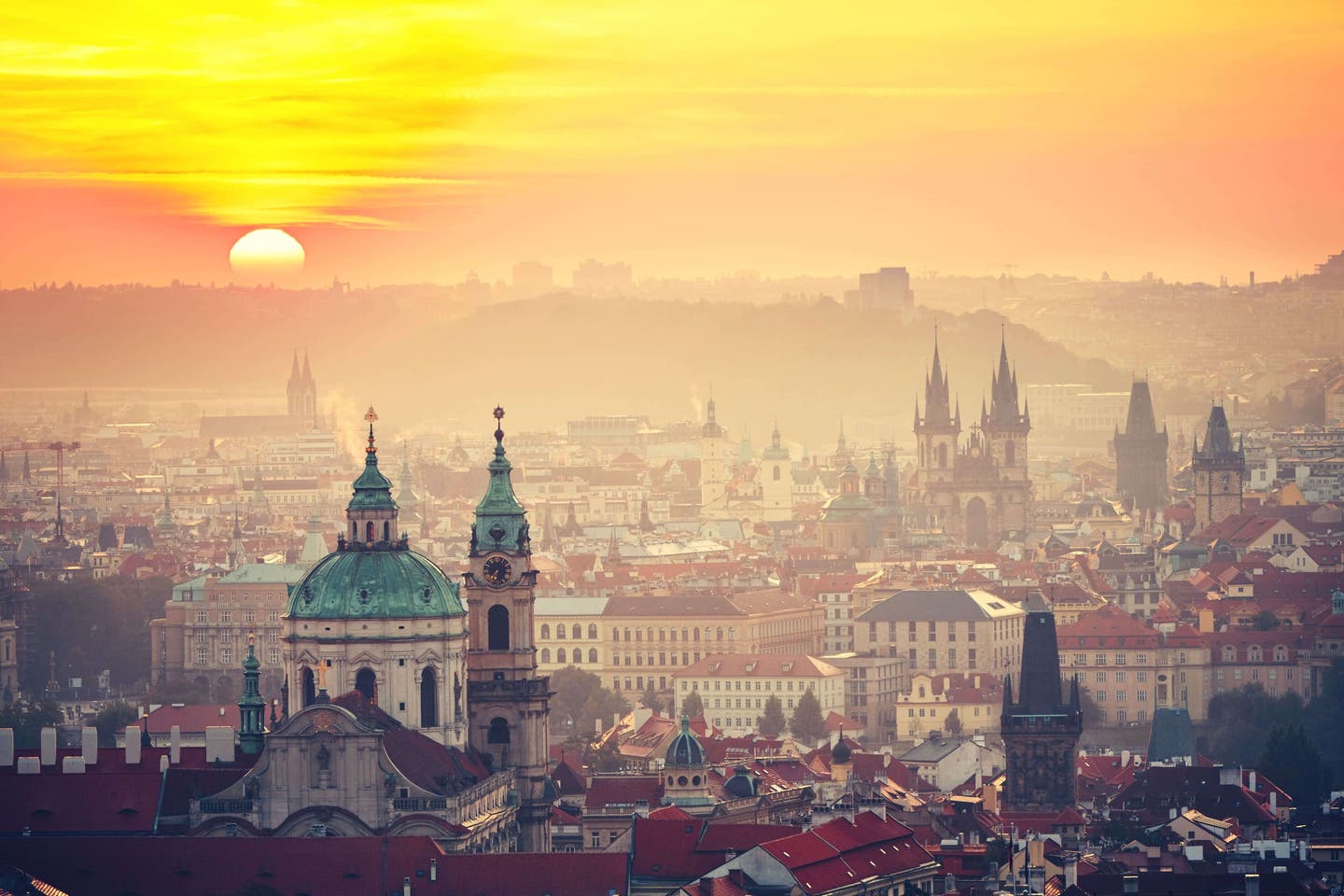 Stadtgeflüster: Stadtpanorama mit Sonnenuntergang