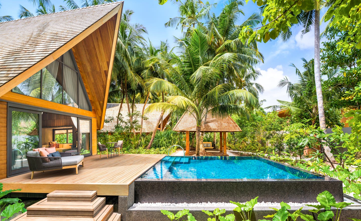 Private Villa mit Holzterrasse und eigenem Pool inmitten tropischer Vegetation auf im The St. Regis Maldives Vommuli Resort