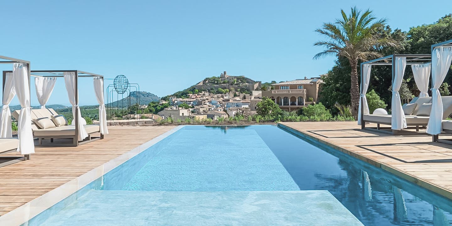 Schönste Hotels Mallorca: Sonnenterrasse mit Pool im Rural Creu de Tau Art & Spa