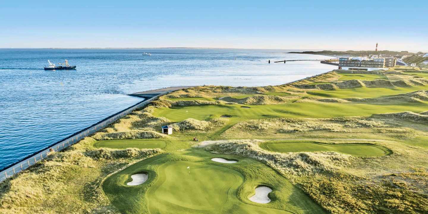 Blick von oben auf den Golfplatz eines Hotels auf Sylt